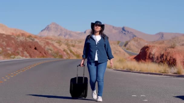 Çölde Bavul Olarak Tek Başına Yürüyen Genç Bir Kadın Seyahat — Stok video