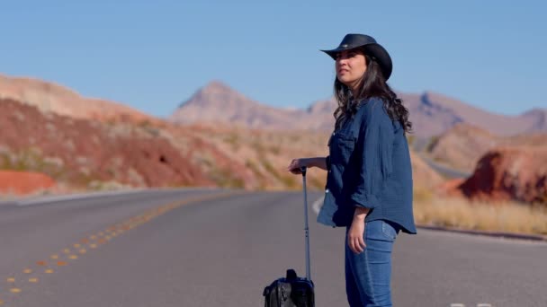 Jonge Vrouw Loopt Alleen Door Woestijn Met Een Koffer Als — Stockvideo
