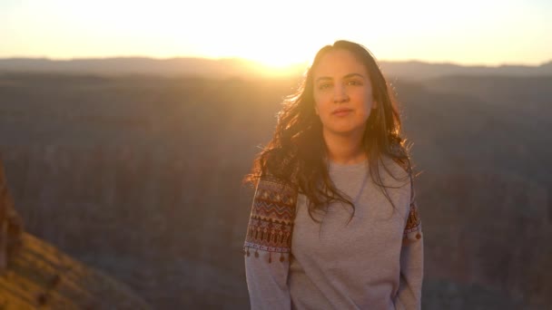 Ung Vacker Kvinna Poserar För Ett Foto Grand Canyon Resor — Stockvideo