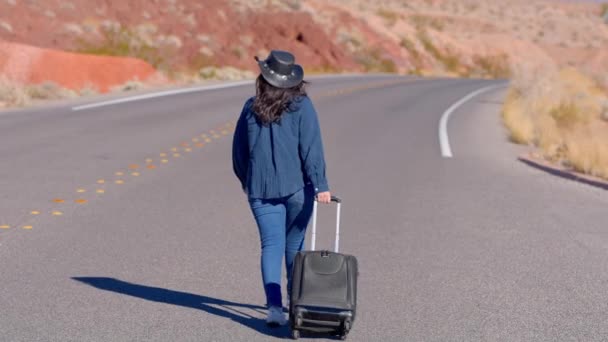 Νεαρή Γυναίκα Περπατά Μόνη Της Μέσα Στην Έρημο Μια Βαλίτσα — Αρχείο Βίντεο