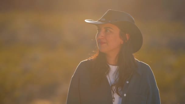 Cowgirl Promenader Genom Öken Arizona Fotografi — Stockvideo