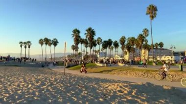 Venice Beach California 'da gün batımı dinlenmek için mükemmel bir yer LOS ANGELES, ABD - 5 Kasım 2023