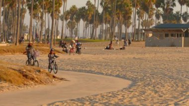 Venice Beach Okyanusu kıyısında rahatlatıcı bir yürüyüş - LOS ANGELES, ABD - 5 Kasım 2023
