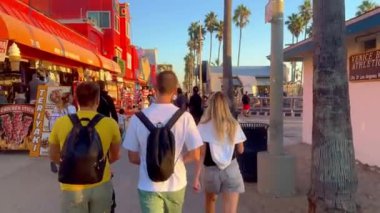 Güneşli bir günde Venedik Plajı Okyanus Önü Yürüyüşü - LOS ANGELES, ABD - 5 Kasım 2023