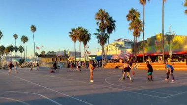 Venice Beach California 'da günbatımının tadını çıkarıyorum LOS ANGELES, ABD - 5 Kasım 2023