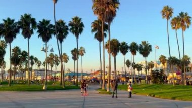 Venice Beach California 'da günbatımının tadını çıkarıyorum LOS ANGELES, ABD - 5 Kasım 2023