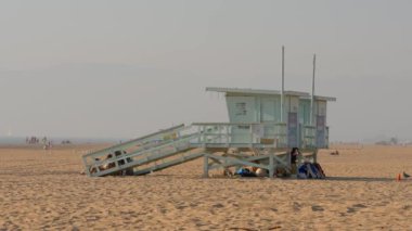 Venice Beach 'te hayat kurtarma şapkası. Seyahat fotoğrafçılığı.