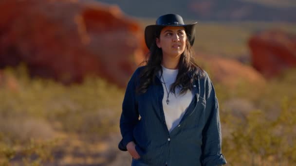 Jovem Mulher Usando Chapéu Cowboy Caminha Pelo Deserto Pôr Sol — Vídeo de Stock