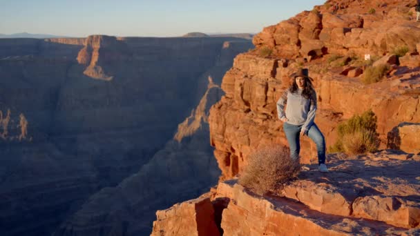 Mladá Domorodá Američanka Kovbojském Klobouku Stojící Úžasného Grand Canyonu Cestovní — Stock video