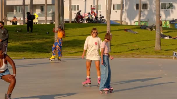 Skaterpark Στο Venice Beach Είναι Ένα Δημοφιλές Μέρος Los Angeles — Αρχείο Βίντεο
