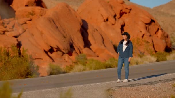 Mujer Joven Con Sombrero Vaquero Caminando Por Camino Solitario Desierto — Vídeo de stock