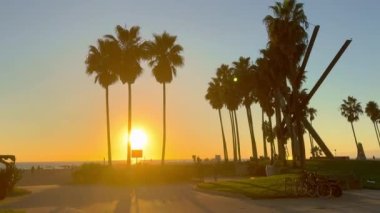 Venice Beach California 'da günbatımının tadını çıkarıyorum LOS ANGELES, ABD - 5 Kasım 2023