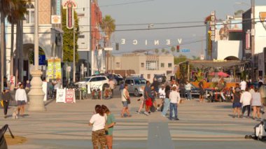 Güneşli bir günde Popüler Venedik Plajı ve Okyanus Önü Yürüyüşü - LOS ANGELES, ABD - 5 Kasım 2023