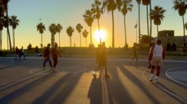 Venice Beach California 'da gün batımı dinlenmek için mükemmel bir yer LOS ANGELES, ABD - 5 Kasım 2023