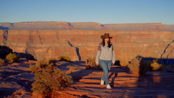 美国本土女孩被大峡谷的迷人美景 旅行摄影迷住了 — 图库视频影像