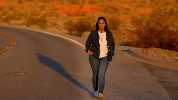 美丽的女子在日落时在沙漠中拍照 旅行摄影 — 图库视频影像