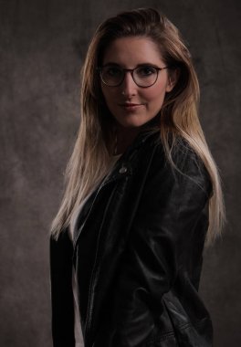 Uzun kahverengi saçlı güzel kız - yakın çekim - stüdyo fotoğrafçılığı