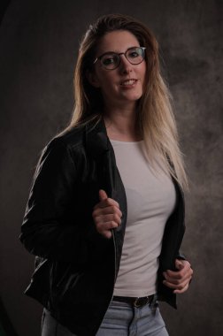 Çekici genç kadın fotoğraf stüdyosu için poz veriyor.