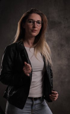 Genç ve çekici bir kadının stüdyo fotoğrafçılığında fotoğraf çekimi var.