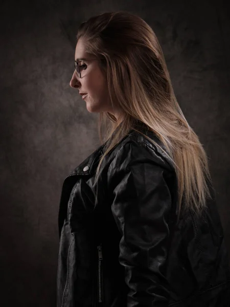 Close Young Atraktif Woman Dark Grey Background Studio Photography Stok Gambar