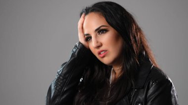 Genç kadının ya sorunları var ya da baş ağrısı çekiyor. Stüdyo fotoğrafçılığı.