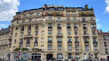 Paris 'teki güzel ve tipik malikane - PARIS, FRANCE - Eylül 05, 2023