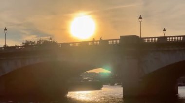 Paris 'teki Seine Nehri üzerinde gün batımı - PARIS, FRANCE - Eylül 05, 2023