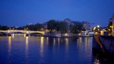 Paris 'teki Seine Nehri üzerinde harika bir akşam manzarası - PARIS, FRANCE - 4 Eylül 2023