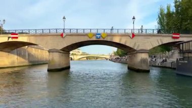 Paris, Seine nehri üzerinde tekne gezisi - PARIS, FRANCE - Eylül 05, 2023