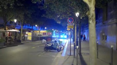 Paris 'teki köprüler gece inanılmaz bir şekilde gün batımından sonra - PARIS, FRANCE - 4 Eylül 2023