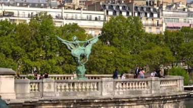 Paris 'teki Seine Nehri üzerindeki ünlü Bir-Hakeim Köprüsü - PARIS, FRANCE - 4 Eylül 2023