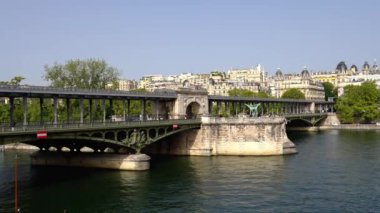 Paris 'teki Seine Nehri üzerindeki ünlü Bir-Hakeim Köprüsü - PARIS, FRANCE - 4 Eylül 2023