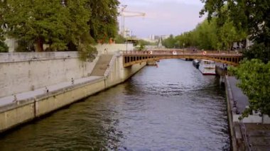 Seine Nehri kıyıları dinlenmek için popüler bir yerdir - PARIS, FRANCE - 4 Eylül 2023