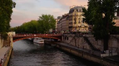 Seine Nehri kıyıları dinlenmek için popüler bir yerdir - PARIS, FRANCE - 4 Eylül 2023