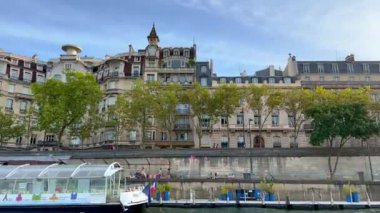 Paris, Seine nehri üzerinde tekne gezisi - PARIS, FRANCE - Eylül 05, 2023