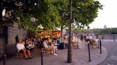 Paris 'teki popüler sokak kafeleri - PARIS, FRANCE - 4 Eylül 2023