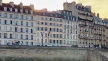 Paris, Seine Riverside 'daki özel malikaneler PARIS, FRANCE - 05 Eylül 2023