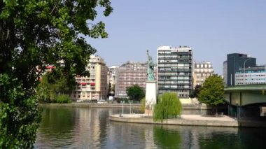 Paris 'teki Seine Nehri' ndeki Özgürlük Anıtı PARIS, FRANCE 4 Eylül 2023