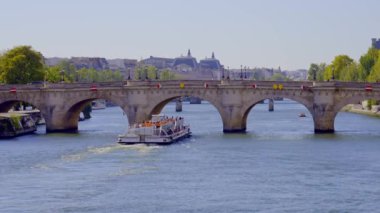 Paris 'teki Pont Neuf üzerinde manzaralı Seine Nehri - PARIS, FRANCE - Eylül 04, 2023
