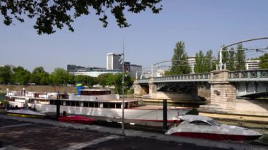 Paris 'teki küçük marina aon Nehri - PARIS, FRANCE - 4 Eylül 2023