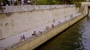 Seine Nehri kıyıları dinlenmek için popüler bir yerdir - PARIS, FRANCE - 4 Eylül 2023