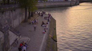 Seine Nehri kıyıları, Paris üzerindeki günbatımını sonlandırmak için harika bir yer. PARIS, FRANCE - 4 Eylül 2023