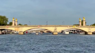Paris 'teki Seine Nehri üzerindeki köprüler - PARIS, FRANCE - Eylül 05, 2023