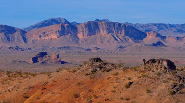 Arizona Çölü 'ndeki tipik kırmızı kayalar ve kumtaşı manzarası - seyahat fotoğrafçılığı