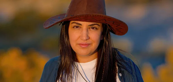 Zblízka Záběr Mladé Ženy Západním Stylu Oblečení Poušti Arizona Cestovní — Stock fotografie