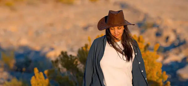 Unge Cowgirl Som Går Alene Gjennom Ørkenen Nevada Reisefotografering – stockfoto