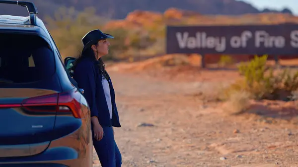 Junge Frau Auf Einem Roadtrip Durch Die Wüste Angelehnt Ihr — Stockfoto
