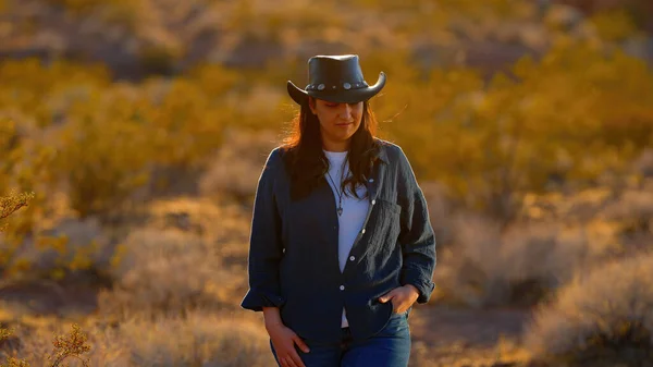 Fryktløs Cowgirl Utsmykket Robust Cowboyhatt Går Gjennom Det Harde Ørkenlandskapet – stockfoto