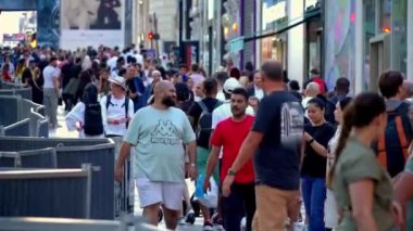Paris 'teki Champs-Elysee Bulvarı' nda yürüyen büyük bir kalabalık. - Ağır çekim - PARIS, FRANCE - SEPTEMBER 04, 2023
