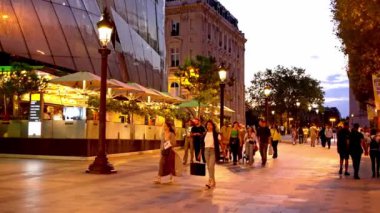 Paris 'teki ünlü Champs-Elysee Bulvarı - PARIS, FRANCE - Eylül 04, 2023